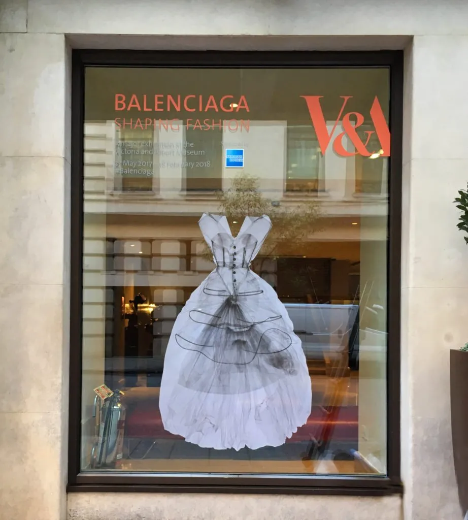 Retail Window | Contour Cut